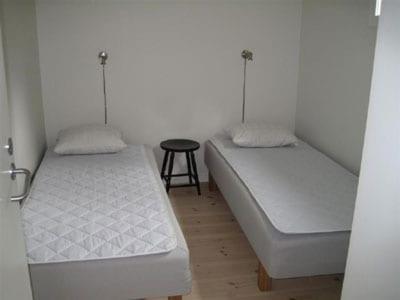 Ένα ή περισσότερα κρεβάτια σε δωμάτιο στο Lakefront house with jetty, boat and great fishing