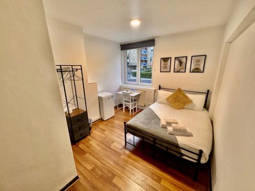 Postel nebo postele na pokoji v ubytování Cozy Private Room in Camden, near Regents Park