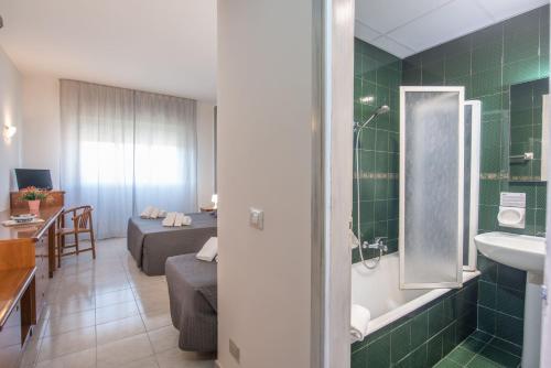 Ένα μπάνιο στο Hotel President Sea Palace