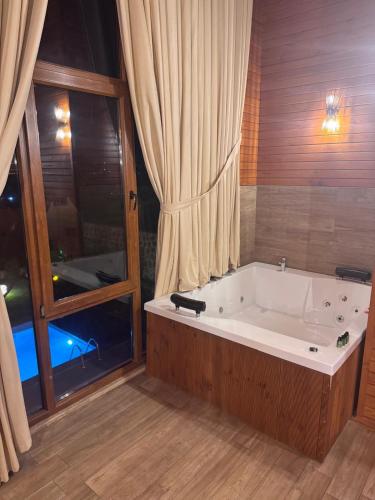 een groot bad in een kamer met een raam bij Real Love Villas in Sakarya