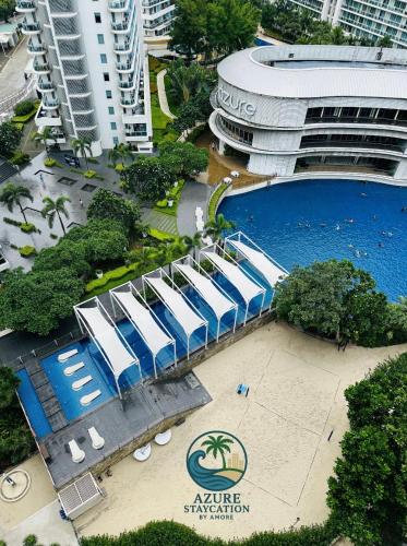 une vue aérienne d'un immeuble avec piscine dans l'établissement Affordable Boracay-like Staycation in Azure South, à Manille