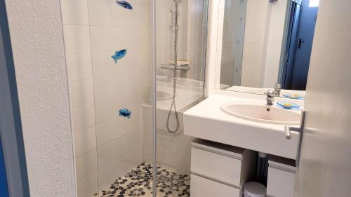 ein Badezimmer mit Dusche und Waschbecken in der Unterkunft Petite location dans résidence avec piscine et terrains de tennis in La Couarde-sur-Mer