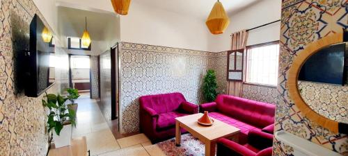 TV a/nebo společenská místnost v ubytování Bright Apartment in center of Tamraght