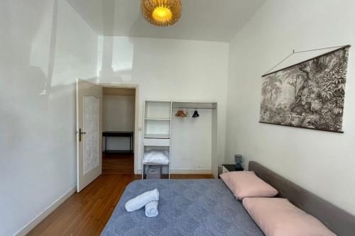 a bedroom with a bed with pink pillows at Les Pieds dans le Bassin in Le Havre