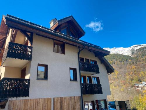 una casa con balcones a un lado en Chalet de l'Ardoisière, en Saint-Colomban-des-Villards