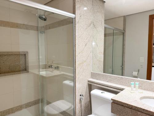 Un baño con ducha de cristal y lavabo. en STAY Cosmopolitan, en Palmas