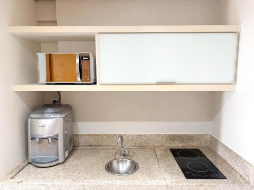 Una encimera de cocina con un microondas y un fregadero. en STAY Cosmopolitan, en Palmas