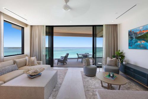 ナッソーにあるBeachfront 3 bedroom Luxury Residenceの海の見えるリビングルーム