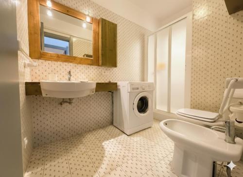 ボニファシオにある8 ARBOUSIERS VILLA 12のバスルーム(シンク、洗濯機付)