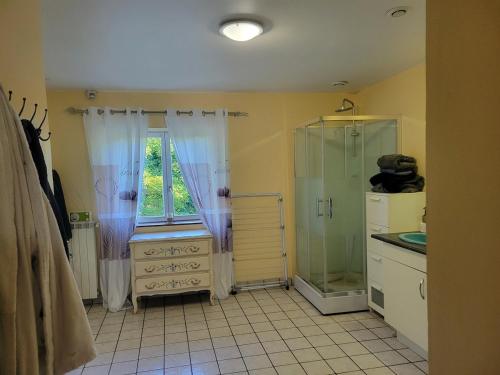 Koupelna v ubytování La maisons aux volets bleus