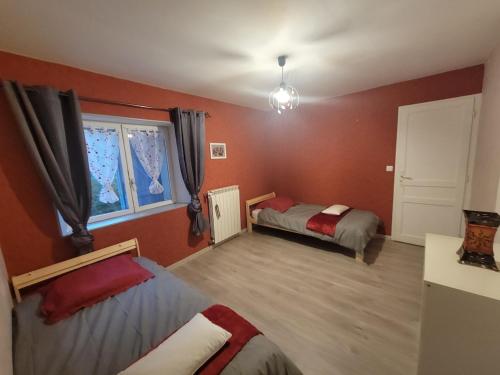 Postel nebo postele na pokoji v ubytování La maisons aux volets bleus