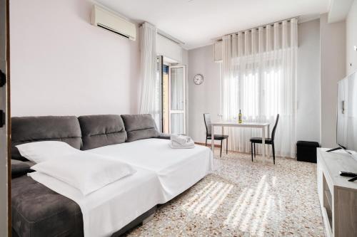 a living room with a bed and a table at Urban Nest - Parco Nord Milano in Sesto San Giovanni