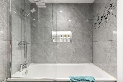 Ένα μπάνιο στο Spacious 2-floor Flat Near Weymouth Seafront