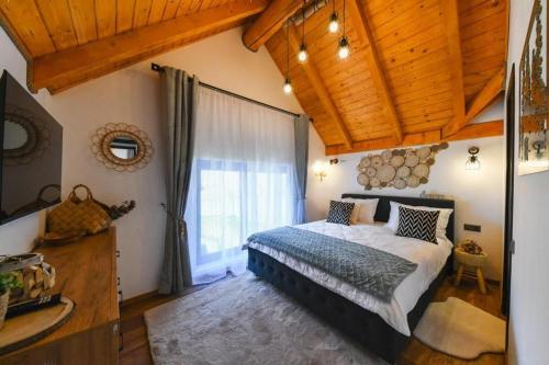 Ένα ή περισσότερα κρεβάτια σε δωμάτιο στο Căsuța Melimi