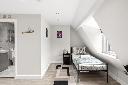 Ένα ή περισσότερα κρεβάτια σε δωμάτιο στο Spacious 2-floor Flat Near Weymouth Seafront