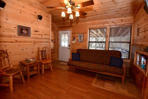 TV a/nebo společenská místnost v ubytování Cypress Hollow Cabin