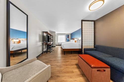 Postel nebo postele na pokoji v ubytování Everhome Suites Ontario