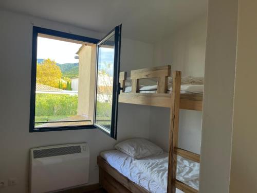 Postel nebo postele na pokoji v ubytování Les Trois Oliviers