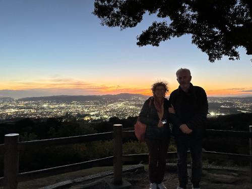 Un hombre y una mujer de pie en la cima de una colina en Nara IROHA, en Nara