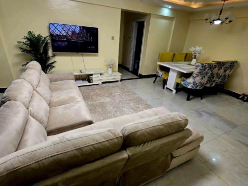 Cozy 2-Bedroom的休息区