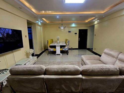 Cozy 2-Bedroom的休息区