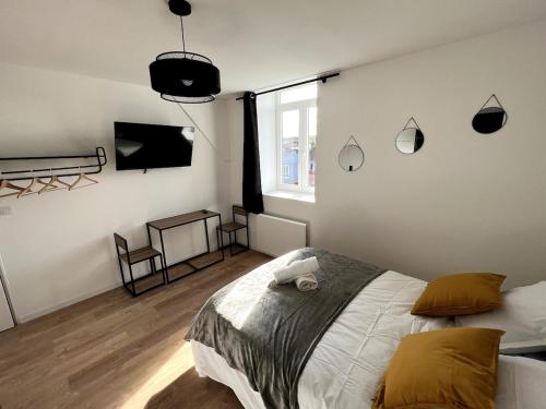 リエヴァンにあるLe Cosy, 2P Centre-villeのベッドと薄型テレビのある寝室