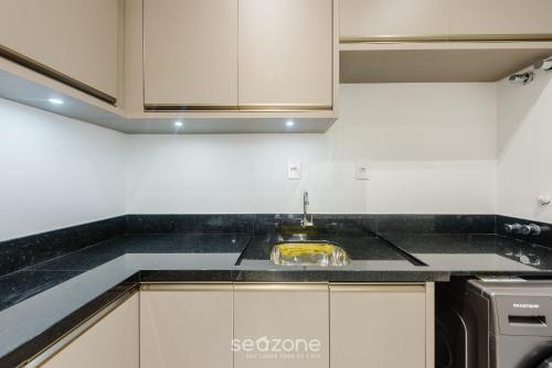 Kuchyň nebo kuchyňský kout v ubytování Aptos em prédio a 90 m da praia de Perequê - RIHs