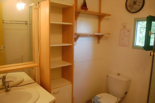 un baño con inodoro y lavabo en Gite Du Haut - À La Rouquette, en Saint-Privat
