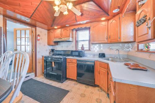 Una cocina con gabinetes de madera y un horno de estufa. en Choice home 2, en West Babylon