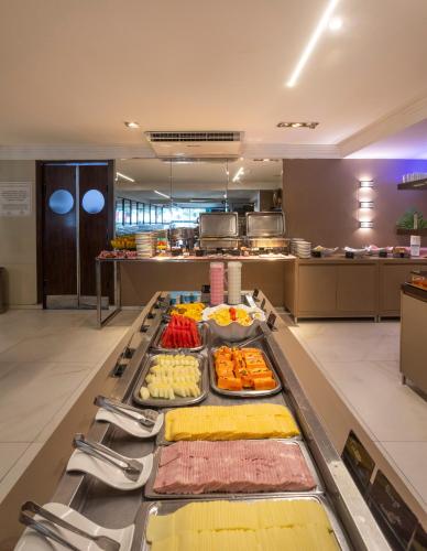 um buffet num restaurante com muitos tipos diferentes de comida em Atlântico Praia Hotel em João Pessoa