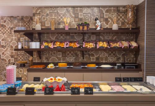 um buffet com muitos tipos diferentes de comida em Atlântico Praia Hotel em João Pessoa