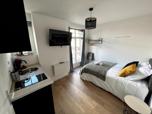 リエヴァンにあるVue sur les Toits - 2p Centre-villeのベッドルーム(ベッド1台、シンク付)