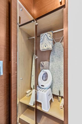 a small room with a toilet and a mirror at Luxury Gate Tower Residence in Abu Dhabi