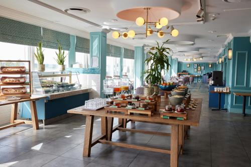 un ristorante con tavolo e cibo sopra di Thistle London Heathrow Terminal 5 a Hillingdon