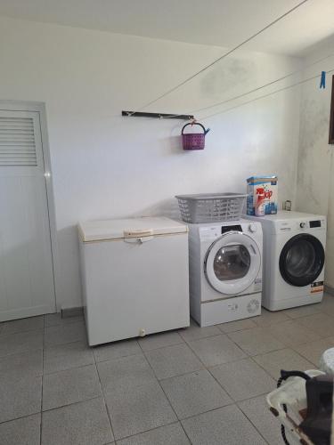 a laundry room with a washing machine and a washer at O cantinho do Avô Alberto