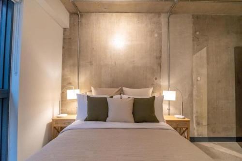 Postel nebo postele na pokoji v ubytování Bauhaus by The Heim Residences