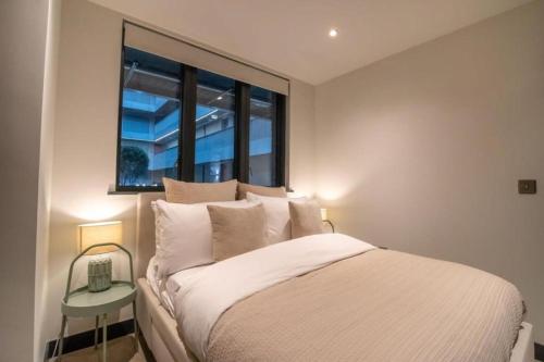 Postel nebo postele na pokoji v ubytování Bauhaus by The Heim Residences