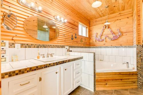 Koupelna v ubytování Stunning Beachfront Cargo Lift Fenced Yard