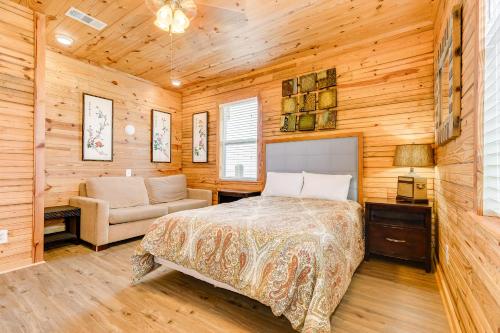 Postel nebo postele na pokoji v ubytování Stunning Beachfront Cargo Lift Fenced Yard