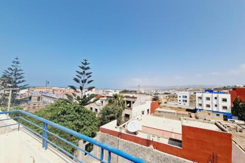 een uitzicht op een stad vanaf een balkon bij 1Bed Apt Sleeps 4 - Free Parking Wifi Near Beach in Tamraght Ouzdar