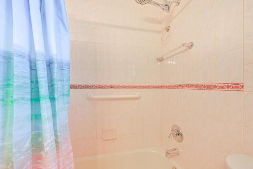 Un baño con ducha con cortina de ducha. en Choice home 2, en West Babylon