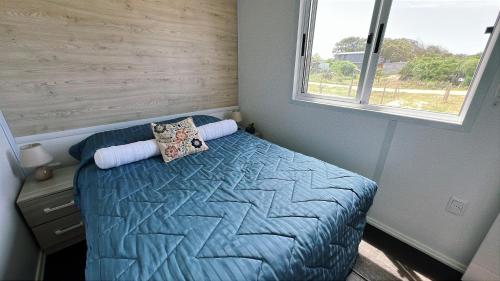 Un dormitorio pequeño con una cama y una ventana. en Saint Saus - Casa en Sauce de Portezuelo, Maldonado, en Maldonado