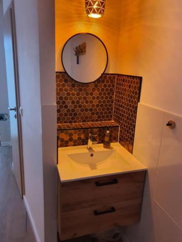 a bathroom with a sink and a mirror at Zimmervermietung Voth in Wismar