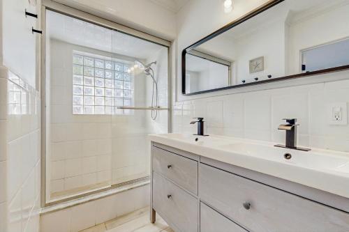 een witte badkamer met een wastafel en een douche bij Once Upon a Beach Time in Pompano Beach