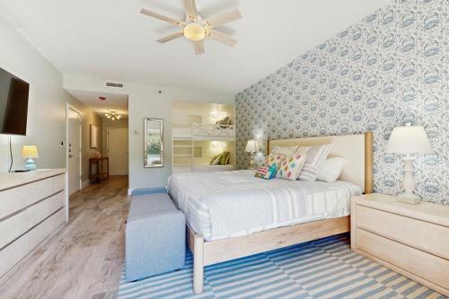 デスティンにあるTOPSL Summit 106Aのベッドルーム1室(ベッド1台付)