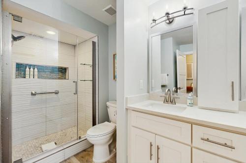 デスティンにあるTOPSL Summit 106Aのトイレ、シャワー、洗面台を備えたバスルーム