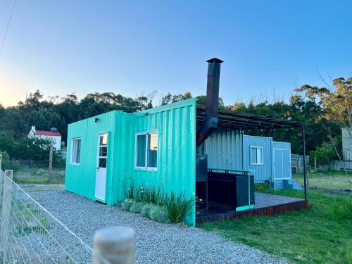 una casita verde en la cima de un campo en Saint Saus - Casa en Sauce de Portezuelo, Maldonado, en Maldonado
