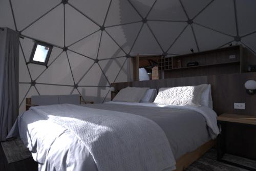 Postel nebo postele na pokoji v ubytování Namora Domo Experience