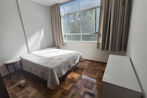 a small room with a bed and a window at Apto Clássico, Centro de Friburgo, em frente à Pça Getúlio Vargas e pertinho do Teleférico e da Pça Suspiro - Muito bem equipado - Aquecedor in Nova Friburgo