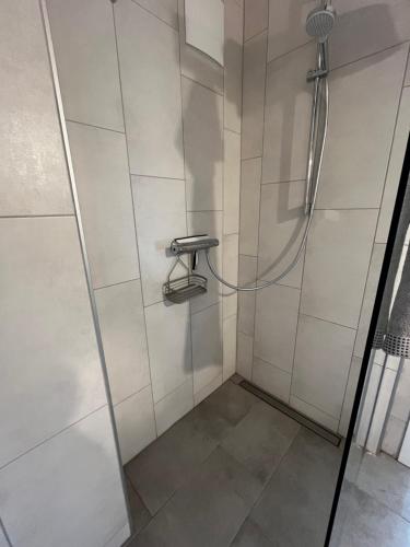 una ducha con puerta de cristal en un baño en Goldnebel, en Oranienburg